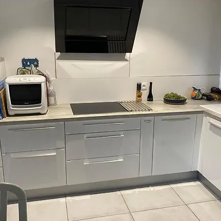 Spacious In The Heart Of דירה נרבון